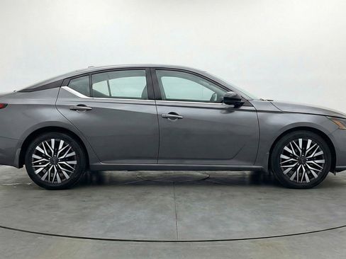 Used 2025 Nissan Altima 2.5 SV FWD image 11