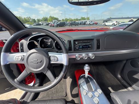 Used 2005 Chevrolet SSR w/ Preferred Equipment Group RWD image 18