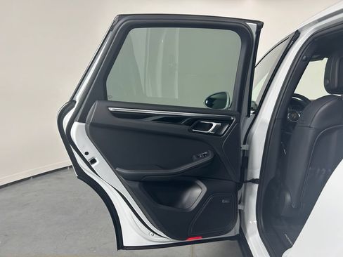 Certified 2025 Porsche Macan S AWD/4WD image 28