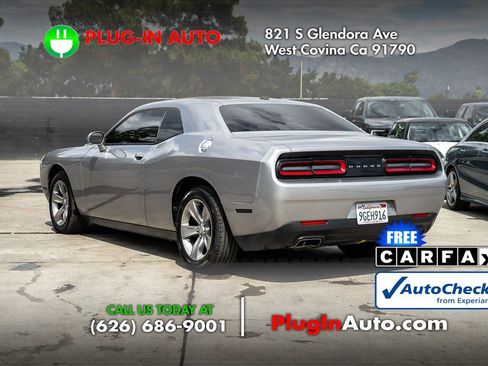 Used 2017 Dodge Challenger SXT image 4