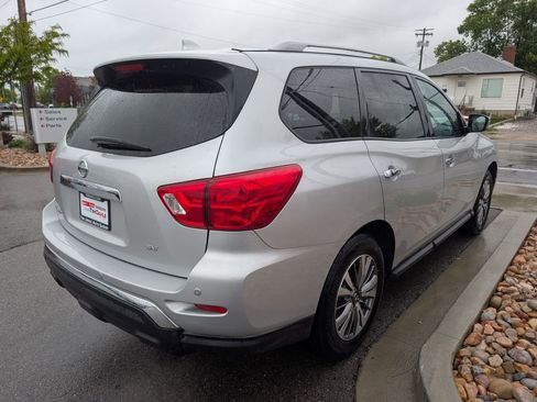 Used 2019 Nissan Pathfinder SV FWD image 4