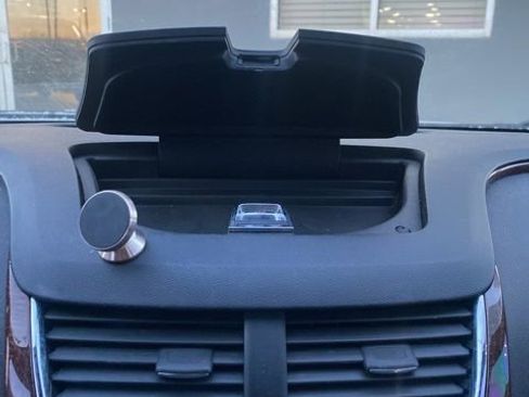 Used 2010 Chevrolet Malibu LTZ image 16