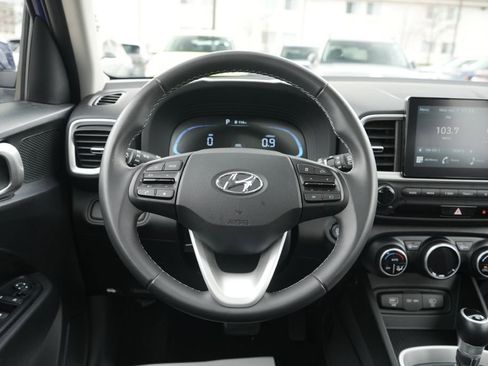 Used 2025 Hyundai Venue SEL image 16
