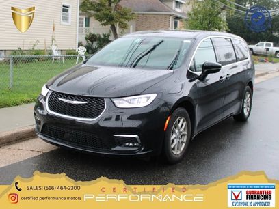 Used 2025 Chrysler Pacifica Select