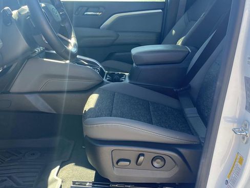 Used 2024 Chevrolet Colorado ZR2 w/ Technology Package image 17