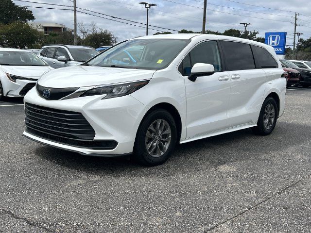 Used 2024 Toyota Sienna LE AWD/4WD image 2