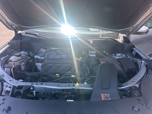 Used 2025 Chevrolet Trax LT FWD image 17