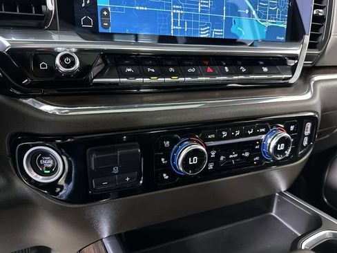 Used 2022 GMC Sierra 1500 SLT AWD/4WD image 17