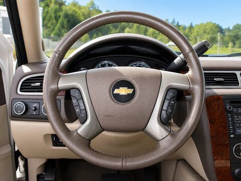 Used 2013 Chevrolet Avalanche LTZ AWD/4WD image 13