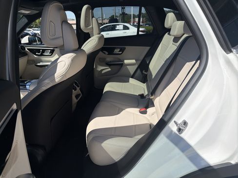 Used 2025 Mercedes-Benz GLC 300 4MATIC image 32