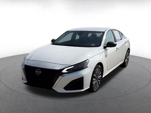 Used 2025 Nissan Altima 2.5 SV FWD image 7