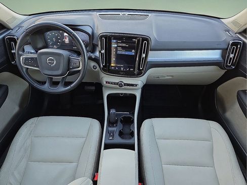 Certified 2021 Volvo XC40 T5 Momentum w/ Premium Package image 14