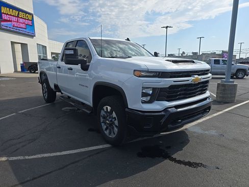 Used 2024 Chevrolet Silverado 2500 Custom AWD/4WD image 3