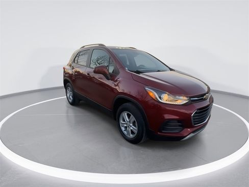 Used 2022 Chevrolet Trax LT w/ LT Convenience Package image 2