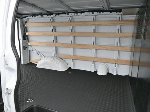 Used 2024 GMC Savana 2500 w/ Driver Convenience Package image 9