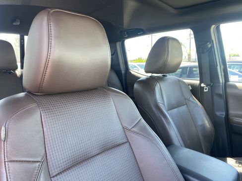 Used 2016 Toyota Tacoma Limited w/ Towing Package RWD image 30
