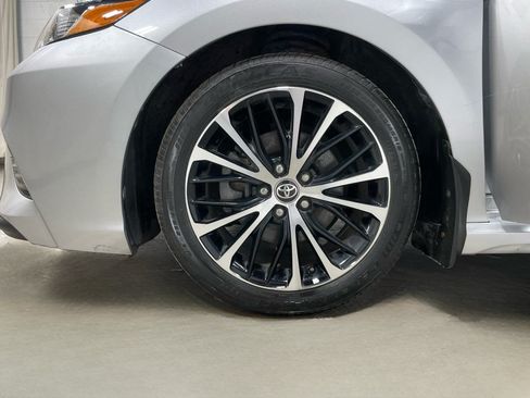 Used 2020 Toyota Camry SE w/ Sunroof Package FWD image 7