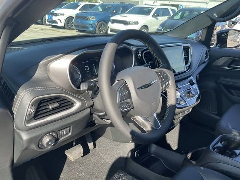 New 2026 Chrysler Pacifica Select image 10