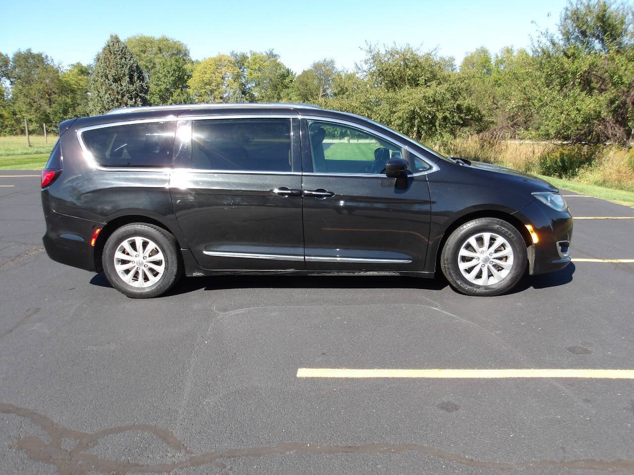 Used 2018 Chrysler Pacifica Touring-L FWD image 2