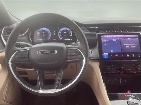 Used 2025 Jeep Grand Cherokee Limited RWD image 16