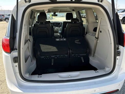 Used 2018 Chrysler Pacifica Touring-L FWD image 9