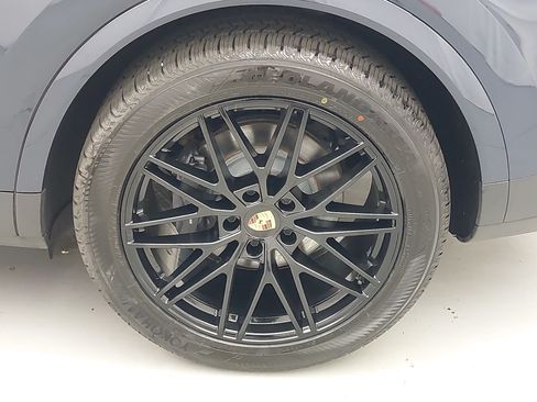 Certified 2024 Porsche Cayenne w/ Premium Package Plus (PFM) AWD/4WD image 35