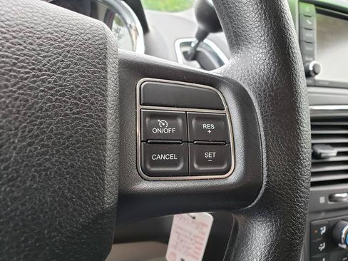 Used 2018 Dodge Grand Caravan SE w/ UConnect Hands-Free Group FWD image 19