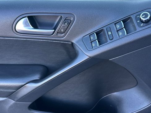 Used 2015 Volkswagen Tiguan SE image 11