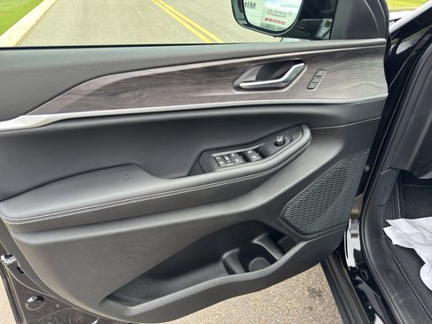 New 2025 Jeep Grand Cherokee L Limited w/ Luxury Tech Group II image 15