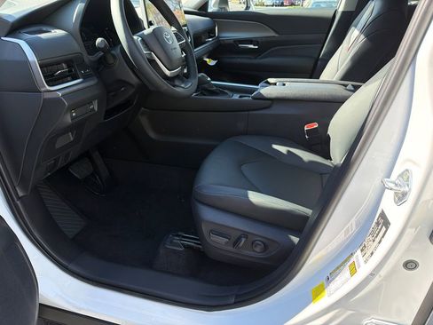 Used 2026 Toyota Grand Highlander XLE FWD image 9