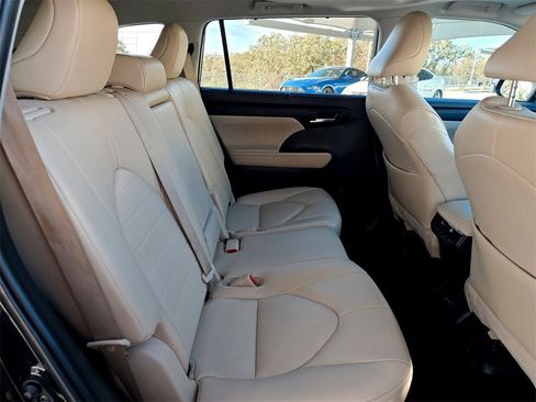 Used 2023 Toyota Highlander XLE image 31