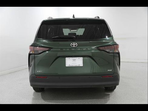 Used 2026 Toyota Sienna XLE FWD image 21