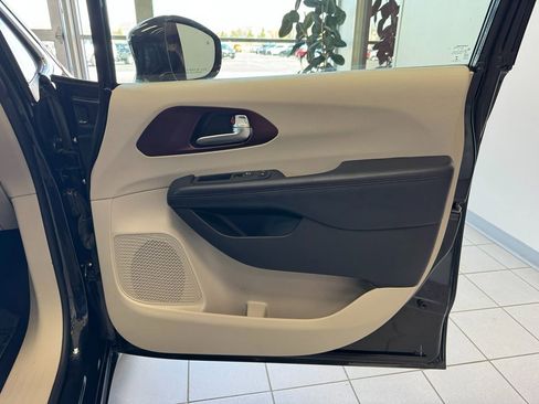 Used 2019 Chrysler Pacifica Limited image 14