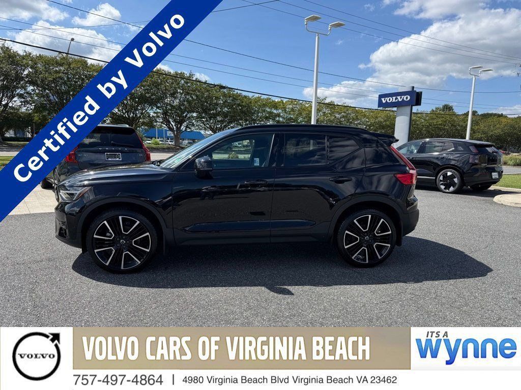 Used 2025 Volvo XC40 B5 Plus AWD/4WD image 1
