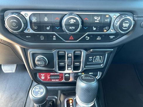 Used 2025 Jeep Gladiator Mojave AWD/4WD image 19