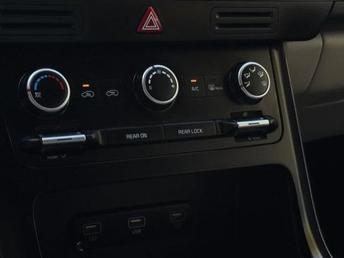 Used 2023 Kia Carnival LX FWD image 19