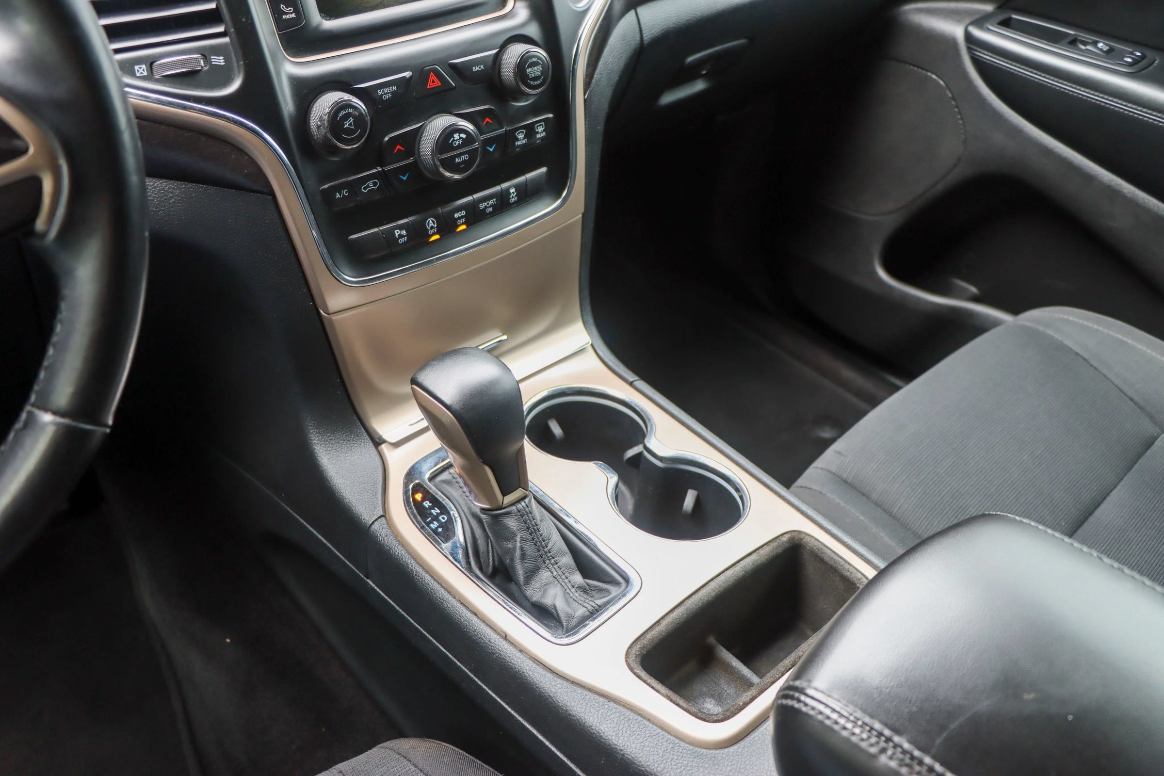Used 2017 Jeep Grand Cherokee Laredo RWD image 38