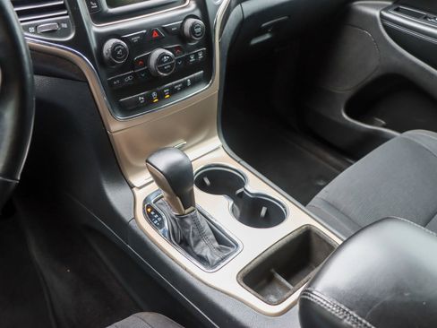 Used 2017 Jeep Grand Cherokee Laredo RWD image 38