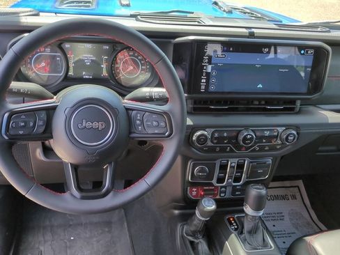 Used 2024 Jeep Gladiator Rubicon AWD/4WD image 17