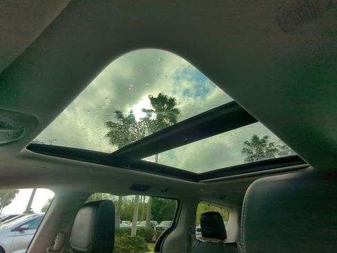 Used 2024 Chrysler Pacifica Limited image 25