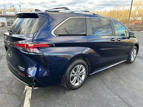 Certified 2024 Toyota Sienna Platinum image 5