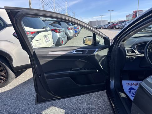 Used 2017 Ford Fusion SE image 9