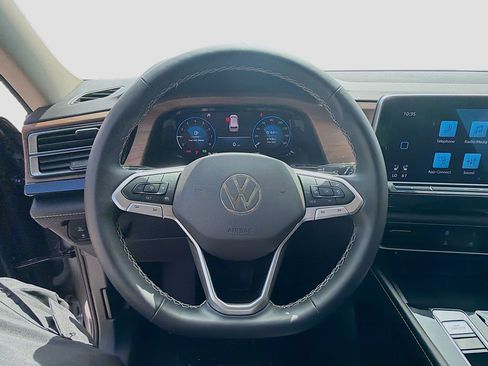 Used 2024 Volkswagen Atlas SE w/ Panoramic Sunroof Package FWD image 8