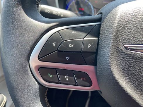 Used 2022 Chrysler Pacifica Touring-L w/ Uconnect Theater Family Group FWD image 19
