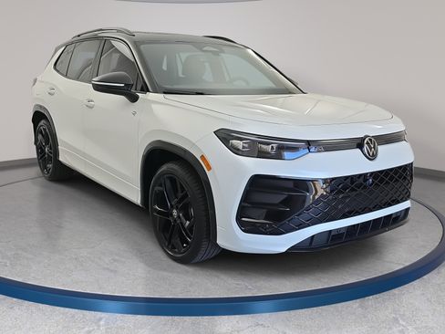 New 2026 Volkswagen Tiguan SE R-Line FWD image 3