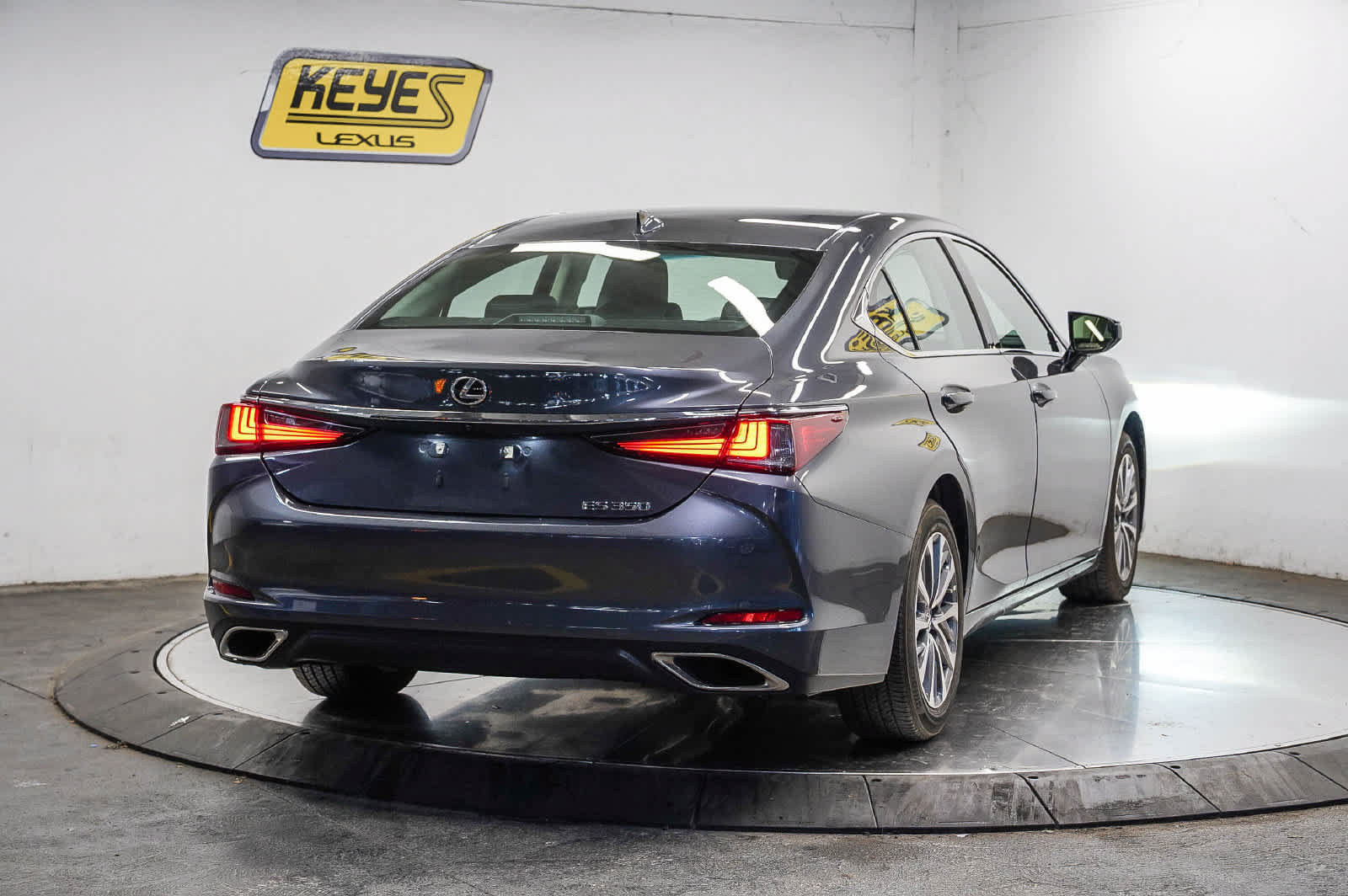 Used 2025 Lexus ES 350 w/ Accessory Package (Z2) FWD image 3