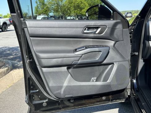 Certified 2025 Nissan Pathfinder SL w/ Black Appearance Package FWD image 12