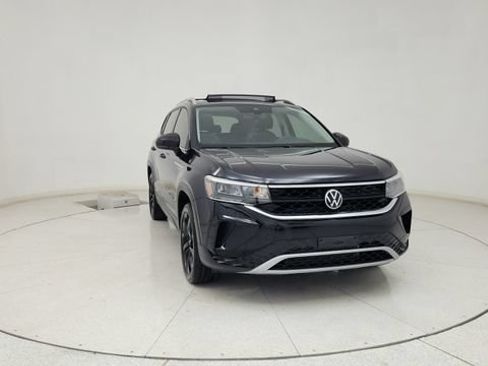 Used 2024 Volkswagen Taos SE FWD image 2