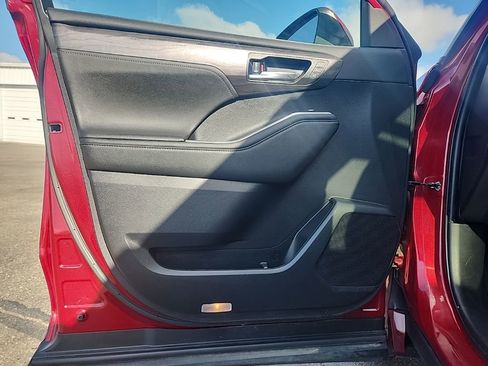 Used 2023 Toyota Highlander Platinum image 10