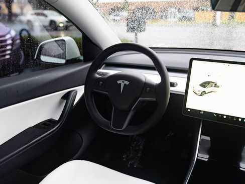 Used 2020 Tesla Model Y Long Range image 9